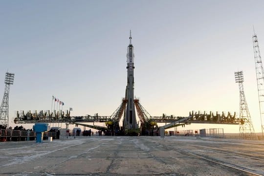 Eine Sojus-Rakete wird für den Start im Weltraumbahnhof Baikonur vorbereitet.
