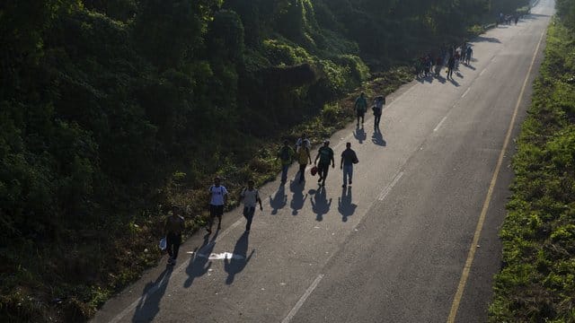 Tausende Menschen aus Honduras, El Salvador und Guatemala setzen ihren Weg Richtung USA fort. Tausende Menschen aus Honduras, El Salvador und Guatemala setzen ihren Weg Richtung USA fort.