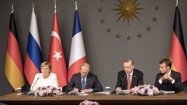 Angela Merkel, Wladimir Putin, Recep Tayyip Erdogan und Emmanuel Macron auf der Pressekonferenz nach dem Vier-Wege-Gipfel zur Zukunft Syriens.