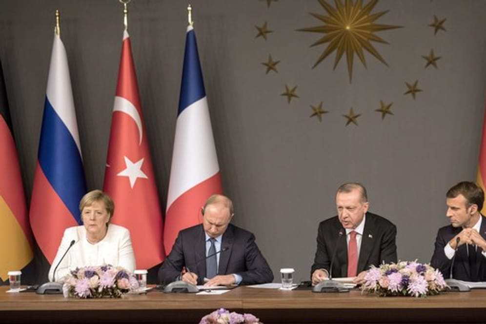 Angela Merkel, Wladimir Putin, Recep Tayyip Erdogan und Emmanuel Macron auf der Pressekonferenz nach dem Vier-Wege-Gipfel zur Zukunft Syriens.