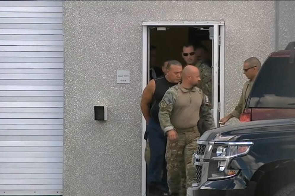 Dieses Bild aus einem Video von WPLG-TV zeigt FBI-Agenten, die einen verdächtigen Mann im ärmellosen Hemd begleiten.