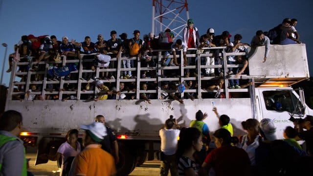 Tausende Menschen aus Mittelamerika setzen ihren Marsch durch Mexiko Richtung USA fort.