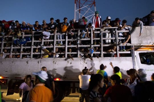 Tausende Menschen aus Mittelamerika setzen ihren Marsch durch Mexiko Richtung USA fort.