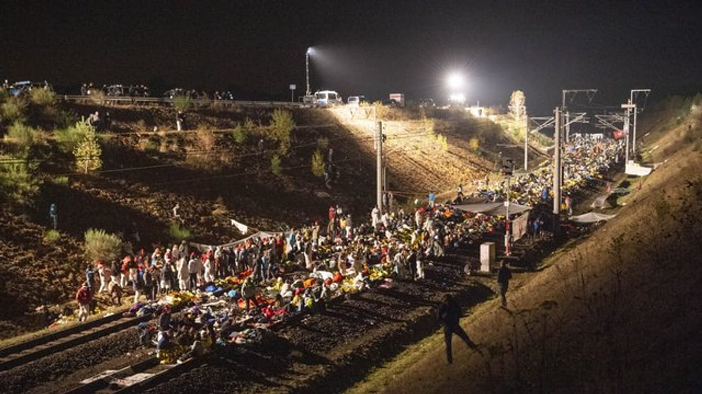 Aktivisten des Aktionsbündnisses "Ende Gelände" auf den Gleisen der Kohlebahn.