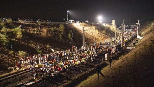 Aktivisten des Aktionsbündnisses "Ende Gelände" auf den Gleisen der Kohlebahn.