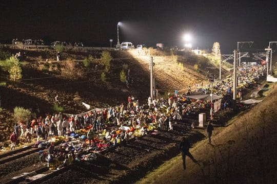 Aktivisten des Aktionsbündnisses "Ende Gelände" auf den Gleisen der Kohlebahn.