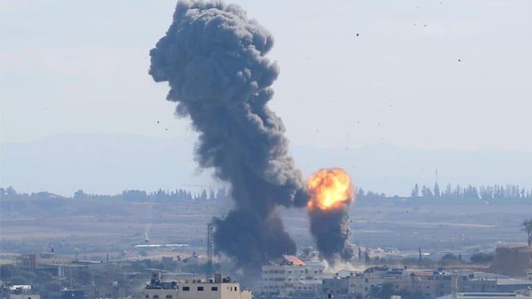 Der Rauch steigt auf nach einer Explosion, die durch einen israelischen Luftangriff in Gaza verursacht wurde.