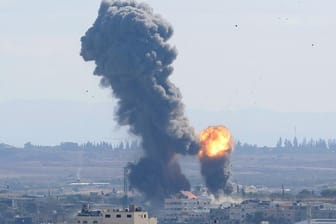 Der Rauch steigt auf nach einer Explosion, die durch einen israelischen Luftangriff in Gaza verursacht wurde.