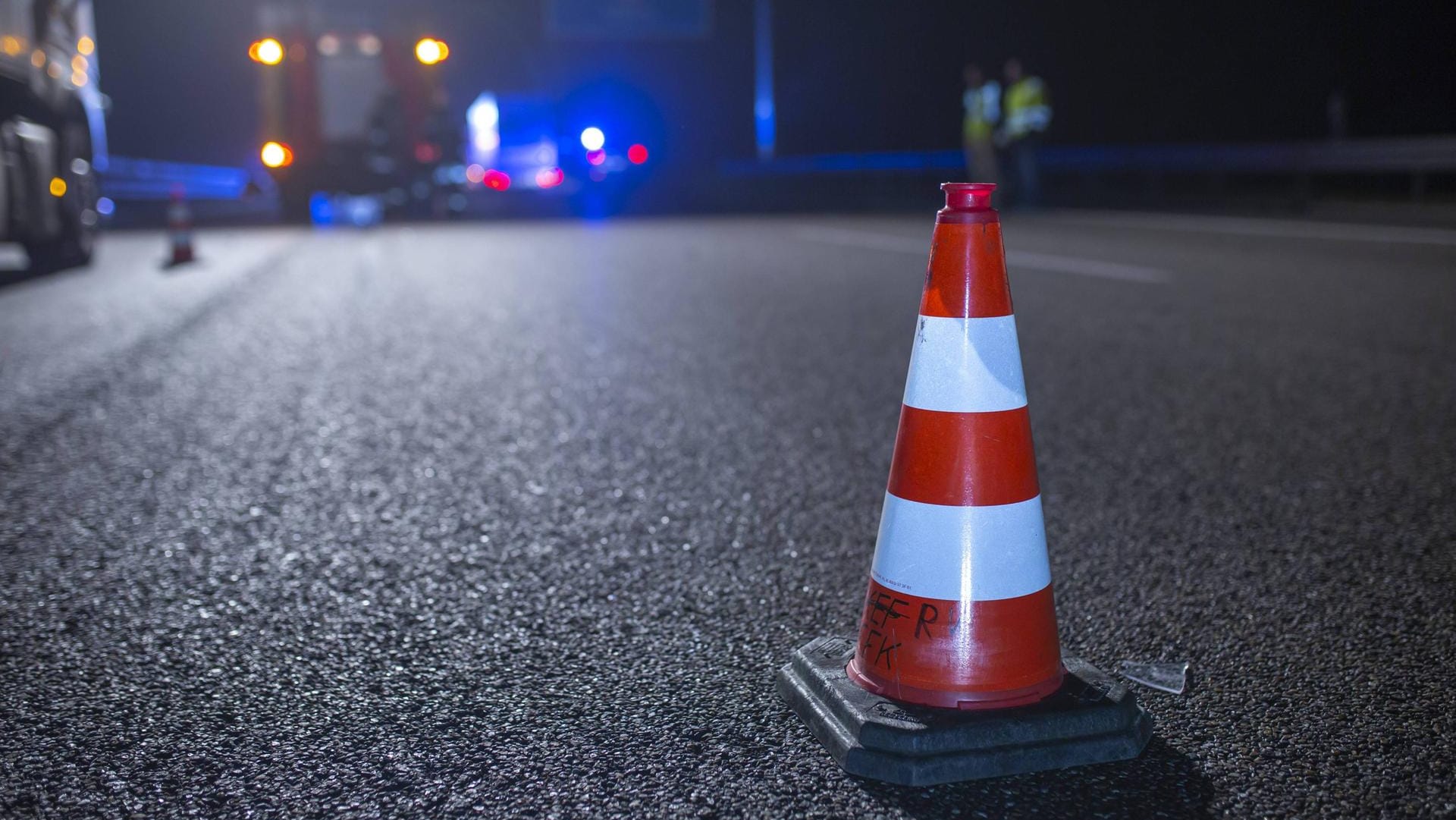 Sperrung nach einem Unfall: Drei Personen sind bei mehreren Verkehrsunfällen auf der A5 verletzt worden.(Symbolbild) Sperrung nach einem Unfall: Drei Personen sind bei mehreren Verkehrsunfällen auf der A5 verletzt worden.(Symbolbild)