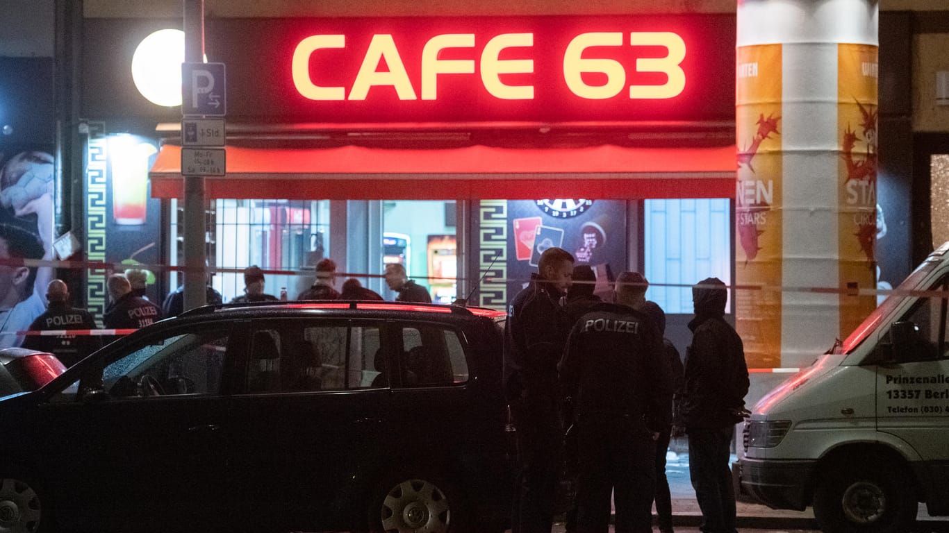 Bewaffnete Polizisten vor dem Cafe 63: Hier kam es zu einer Auseinandersetzung zwischen mehreren Personen.