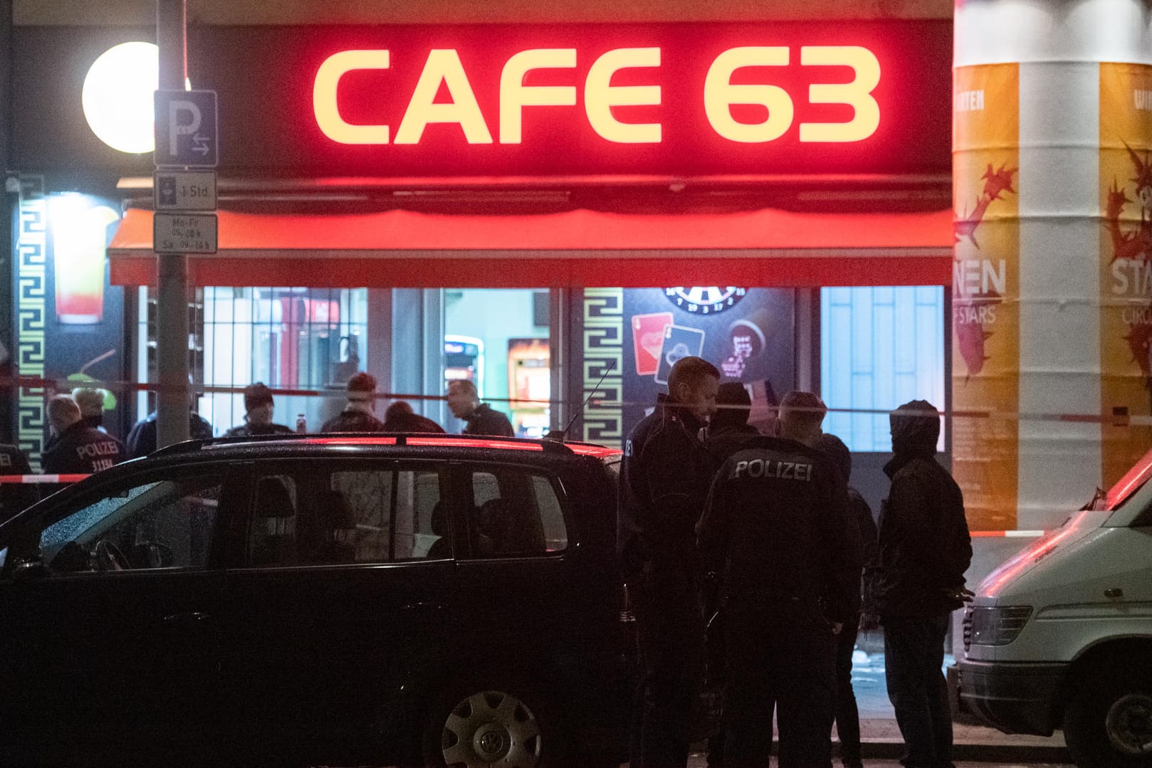 Bewaffnete Polizisten vor dem Cafe 63: Hier kam es zu einer Auseinandersetzung zwischen mehreren Personen.