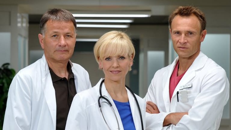 Die TV-Ärzte Thomas Rühmann (l-r), Andrea Kathrin Loewig und Bernhard Bettermann aus der Krankenhausserie "In aller Freundschaft".