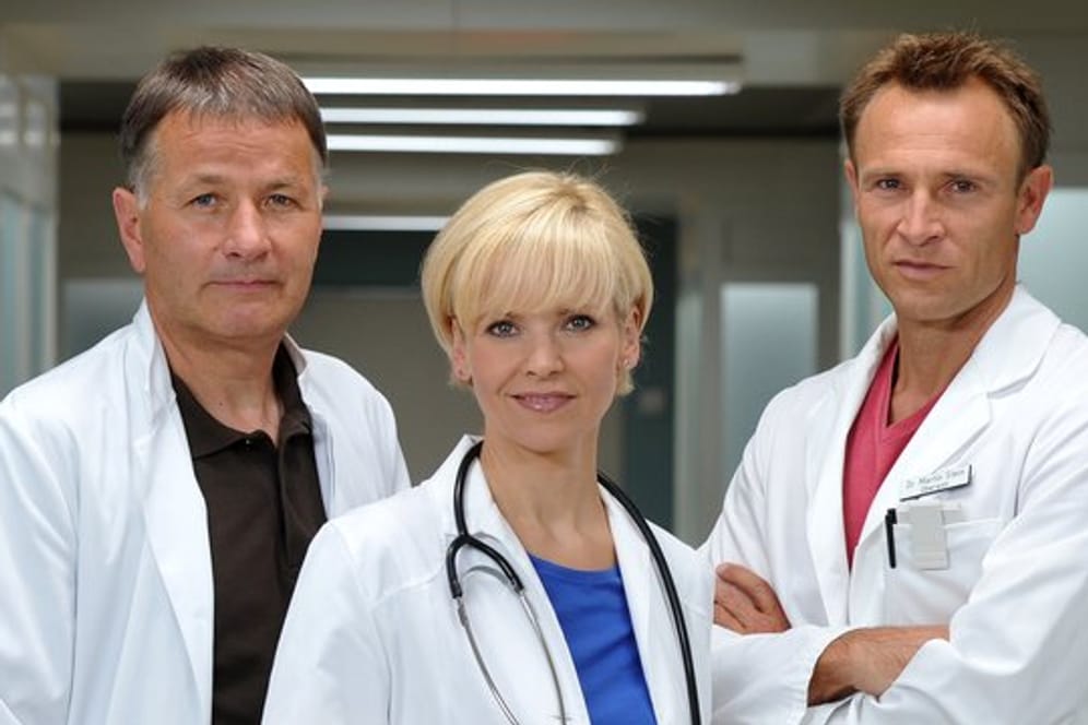 Die TV-Ärzte Thomas Rühmann (l-r), Andrea Kathrin Loewig und Bernhard Bettermann aus der Krankenhausserie "In aller Freundschaft".
