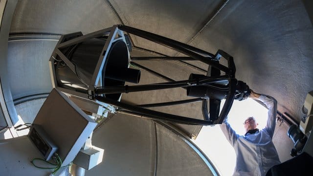 Dieser Amateur-Astronom geht in seiner Freizeit auf Jagd nach Kleinplaneten.