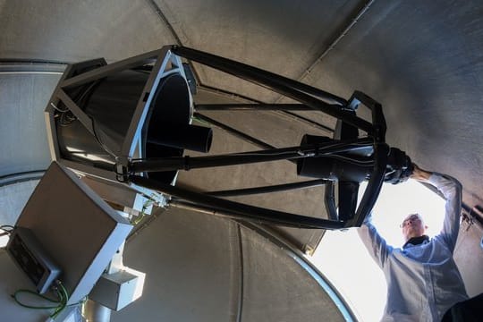 Dieser Amateur-Astronom geht in seiner Freizeit auf Jagd nach Kleinplaneten.