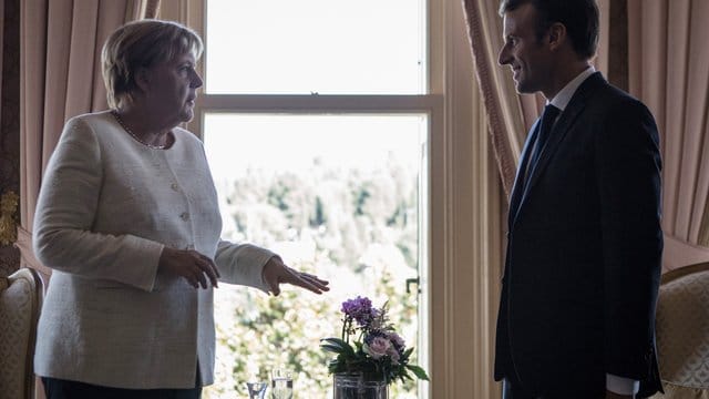 Bundeskanzlerin Angela Merkel (CDU) spricht mit Emmanuel Macron, Präsident von Frankreich, vor dem Vierer-Gipfel zur Zukunft Syriens. Bundeskanzlerin Angela Merkel (CDU) spricht mit Emmanuel Macron, Präsident von Frankreich, vor dem Vierer-Gipfel zur Zukunft Syriens.