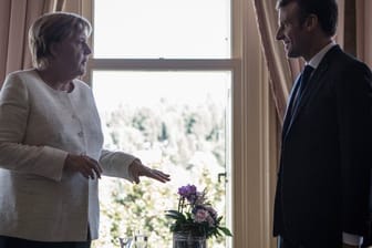 Bundeskanzlerin Angela Merkel (CDU) spricht mit Emmanuel Macron, Präsident von Frankreich, vor dem Vierer-Gipfel zur Zukunft Syriens.