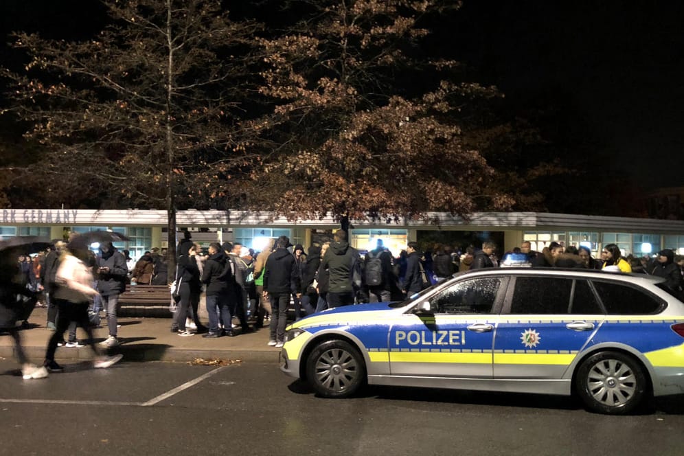 Ein Polizeiwagen vor dem Movie Park in Bottrop am Freitagabend: Den Anrufern drohen bis zu drei Jahre Haft.