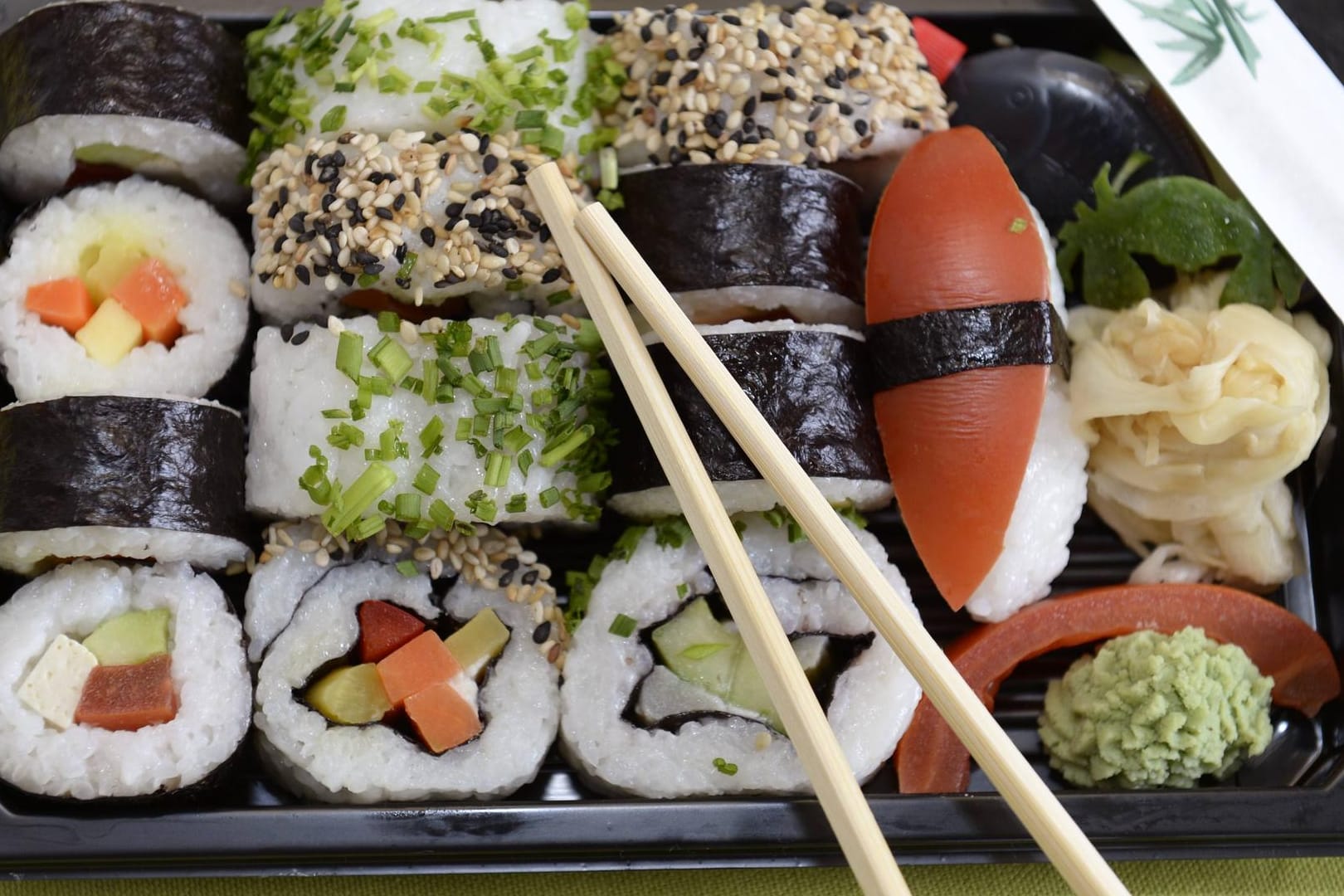 Sushi-Box: Kunden, die das betroffene Produkt zurückgeben, bekommen den Verkaufspreis erstattet. (Symbolbild)