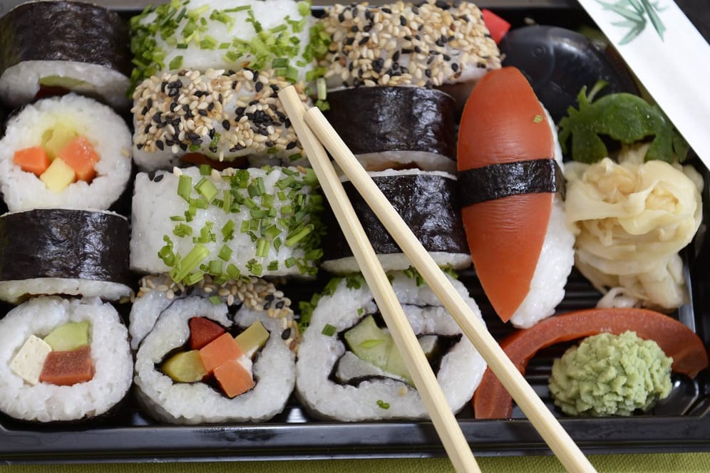 Sushi-Box: Kunden, die das betroffene Produkt zurückgeben, bekommen den Verkaufspreis erstattet. (Symbolbild)