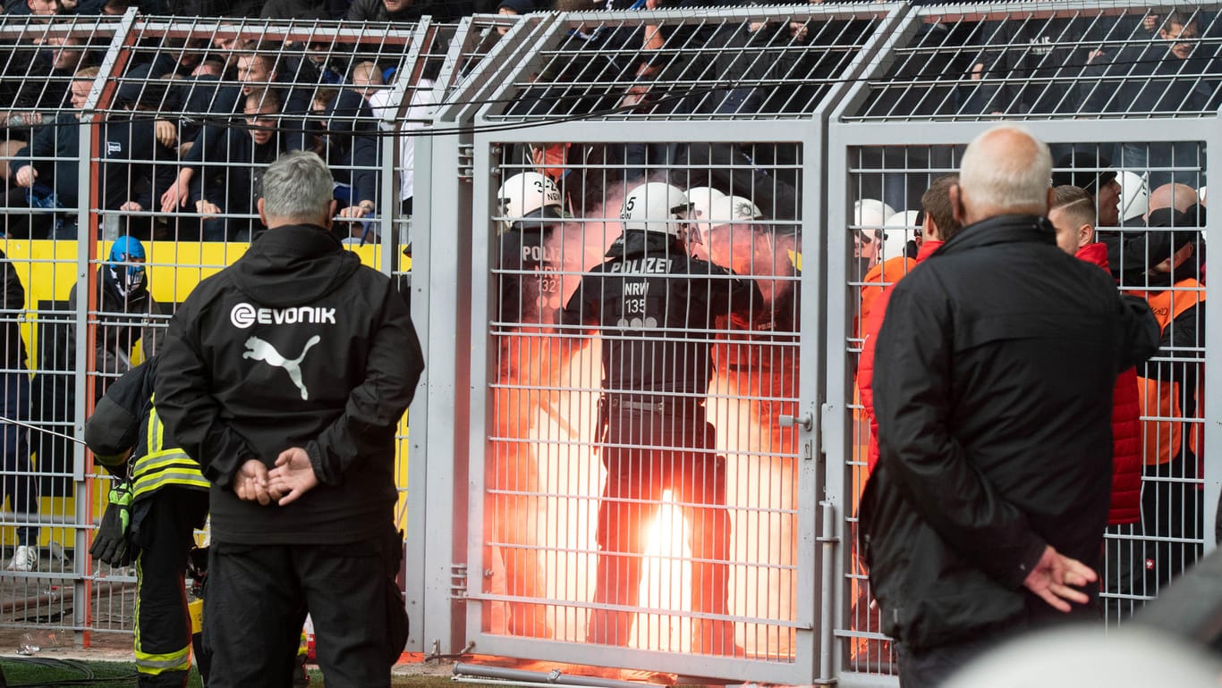 Polizei unter den Fans: Einsatzkräfte schreiten im Signal-Iduna-Park ein.