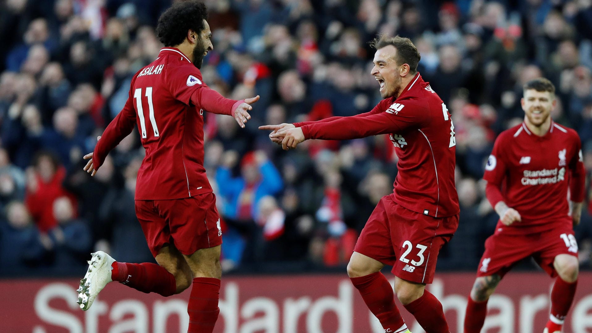 Liverpool-Star Salah (li.) feiert mit Teamkollege Xherdan Shaqiri.