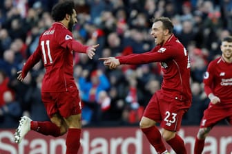 Liverpool-Star Salah (li.) feiert mit Teamkollege Xherdan Shaqiri.