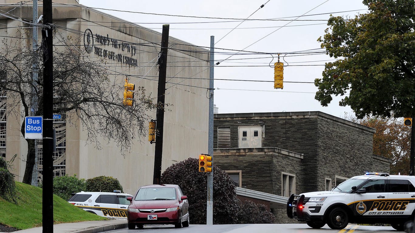 Polizeifahrzeuge vor der "Tree-of-Life"-Synagoge: Ein Angreifer hat in dem Gotteshaus mehrere Menschen erschossen.