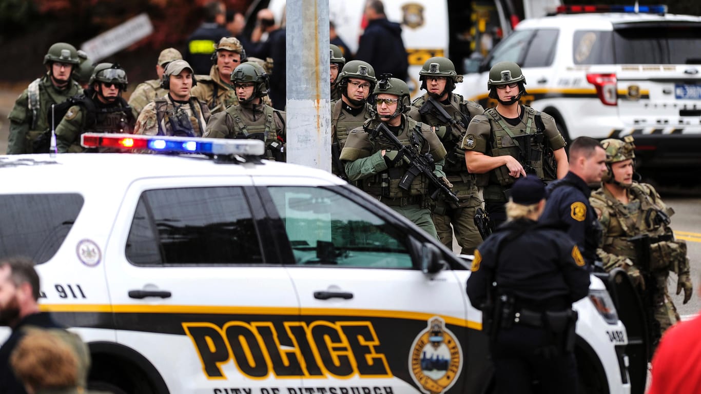 Polizeikräfte am Einsatzort: Der Angreifer von Pittsburgh verletzte vier Beamte durch Schüsse.