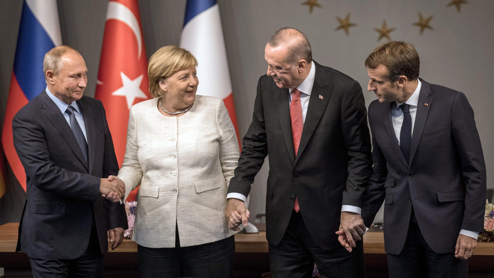 Hand in Hand: Die Staatschefs Putin, Erdogan und Macron sowie Bundeskanzlerin Merkel bei ihrem Treffen in Istanbul.