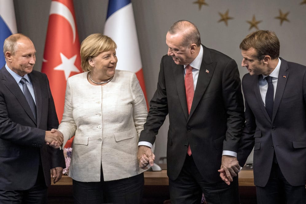 Hand in Hand: Die Staatschefs Putin, Erdogan und Macron sowie Bundeskanzlerin Merkel bei ihrem Treffen in Istanbul.