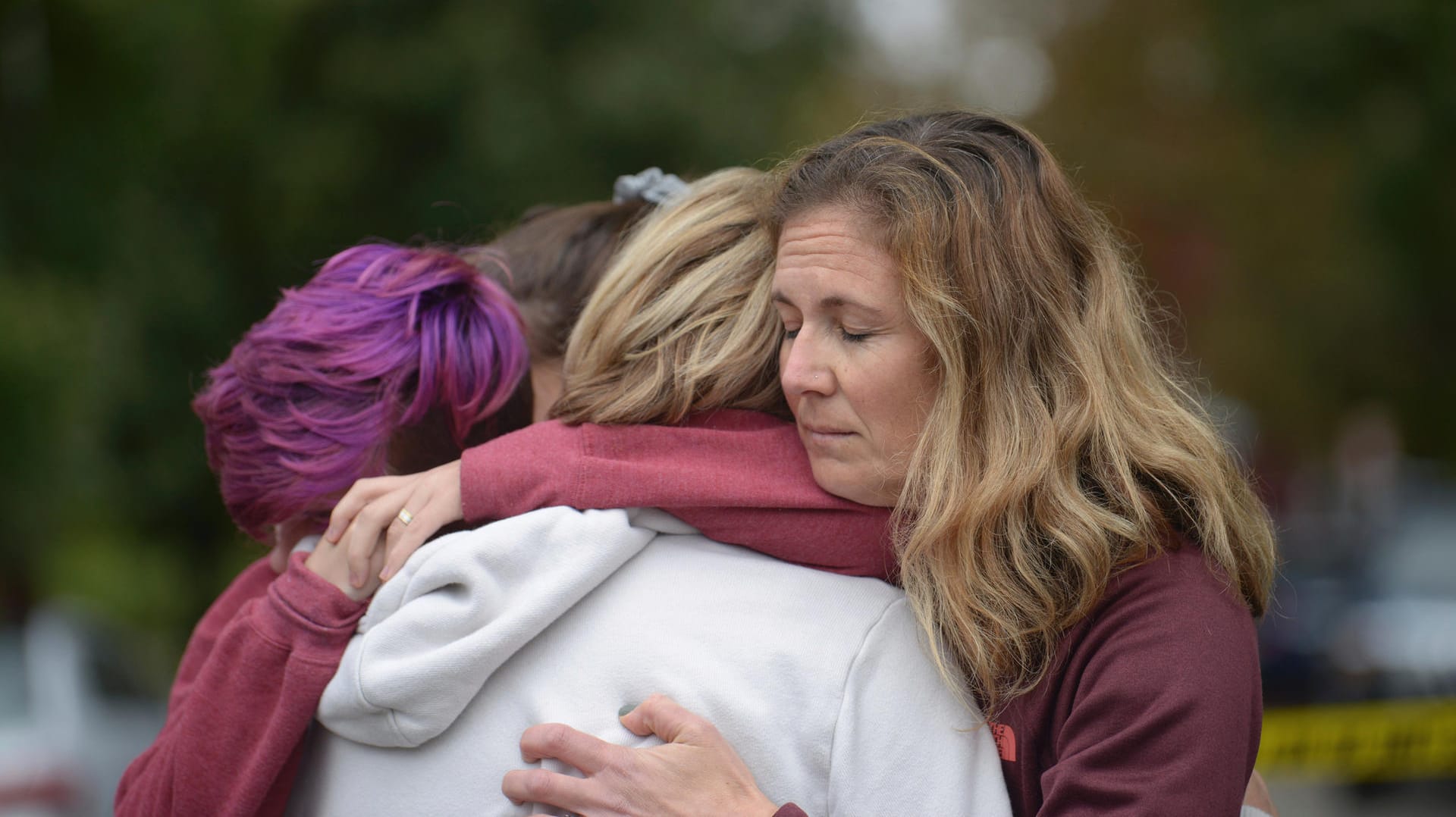 Pittsburgh steht unter Schock: Nahe der "Tree-of-Life"-Synagoge trauern Anwohner um die Opfer.