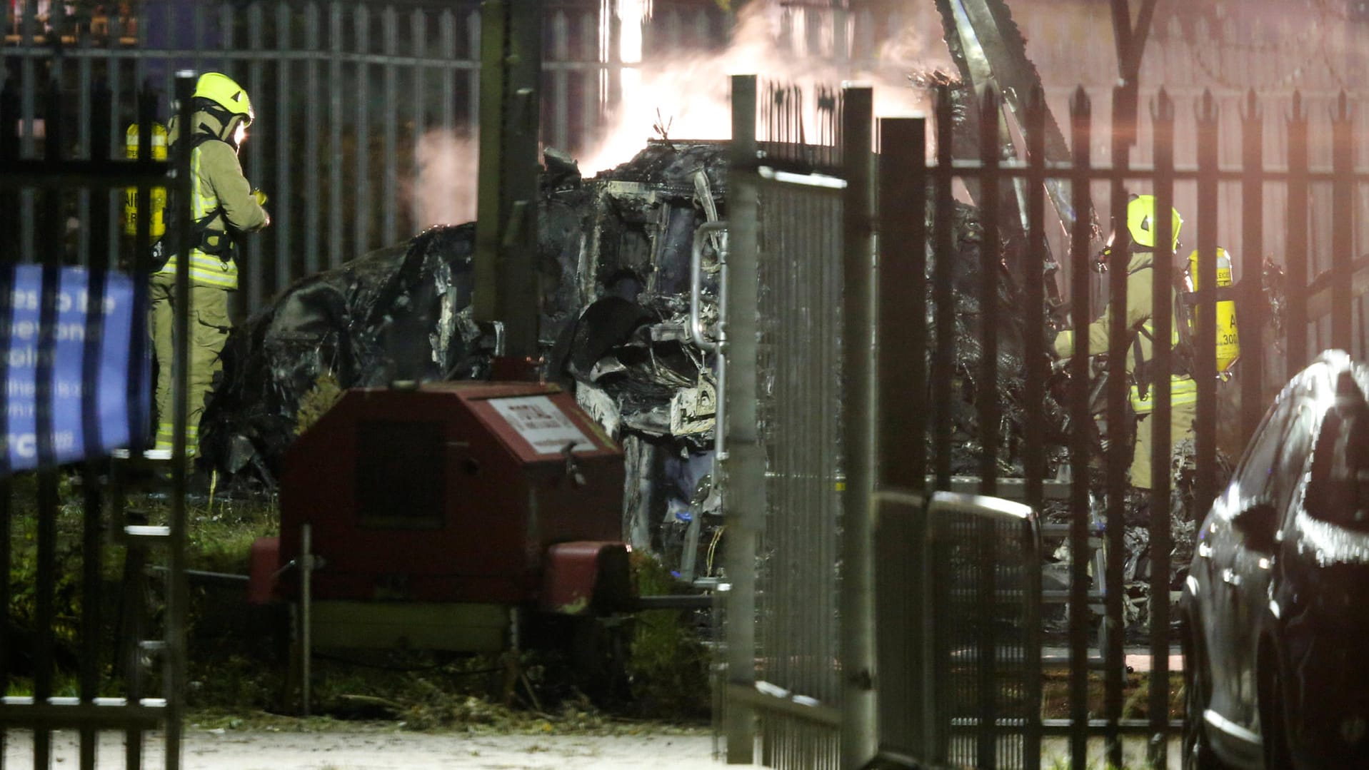 Feuerwehrleute in Leicester vor dem Hubschrauber-Wrack.