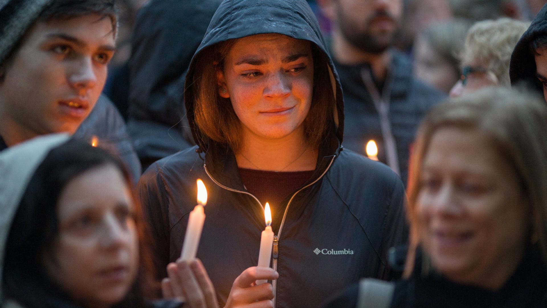 Menschen trauern vor der Synagoge in Pittsburgh, in der am Samstag elf Menschen getötet und sechs weitere verletzt wurden.