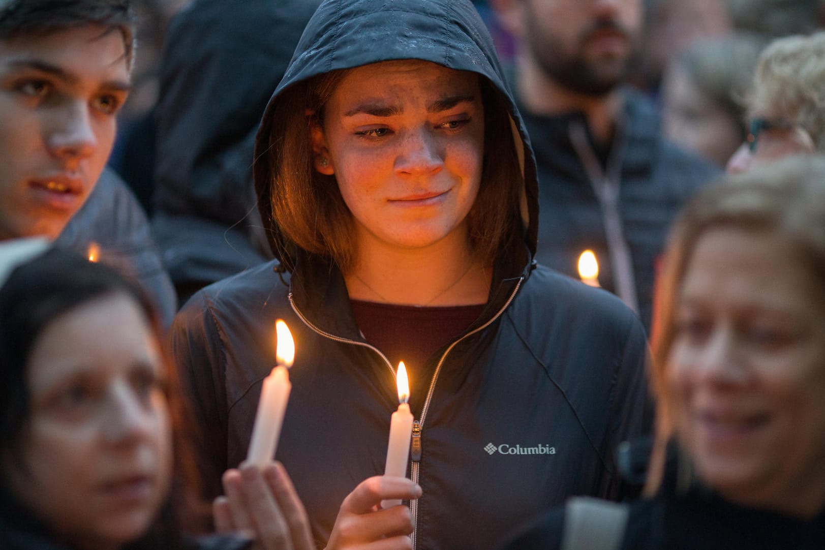 Menschen trauern vor der Synagoge in Pittsburgh, in der am Samstag elf Menschen getötet und sechs weitere verletzt wurden.