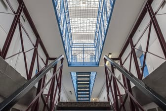 Die Justizvollzugsanstalt in Werl: Die Gerichtsmedizin schloss eine äußere Einwirkung beim Tod des Häftlings aus. (Archivbild)