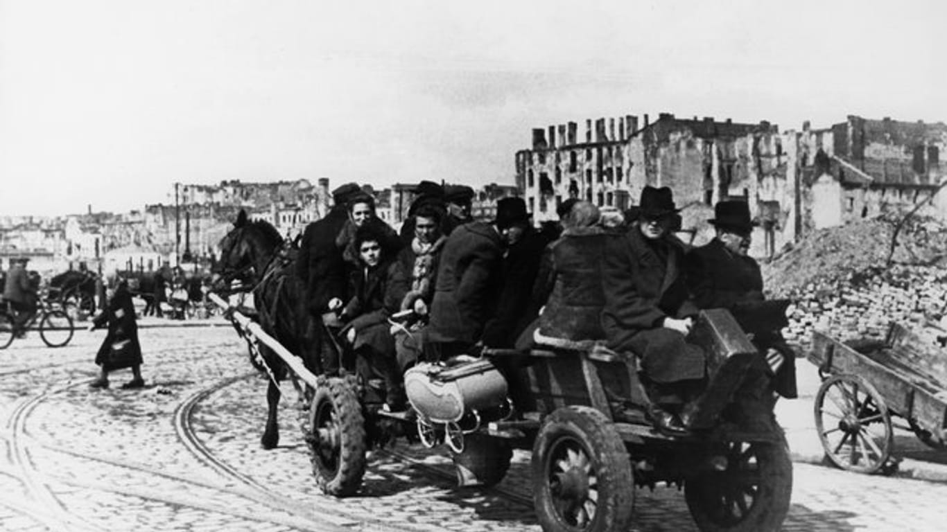 Die polnische Zivilbevölkerung kehrt nach ihrer Flucht während des Zweiten Weltkriegs ins zerstörte Warschau zurück.