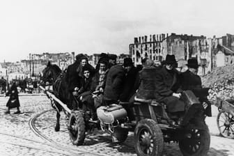 Die polnische Zivilbevölkerung kehrt nach ihrer Flucht während des Zweiten Weltkriegs ins zerstörte Warschau zurück.
