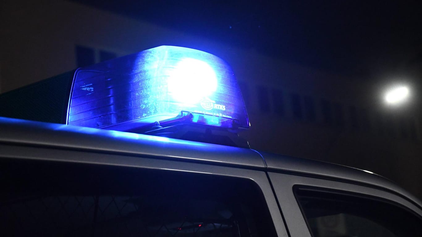 Blaulicht an einem Polizeiwagen: Ein Mann ist in einem Hotel außer Kontrolle geraten. (Symbolbild)