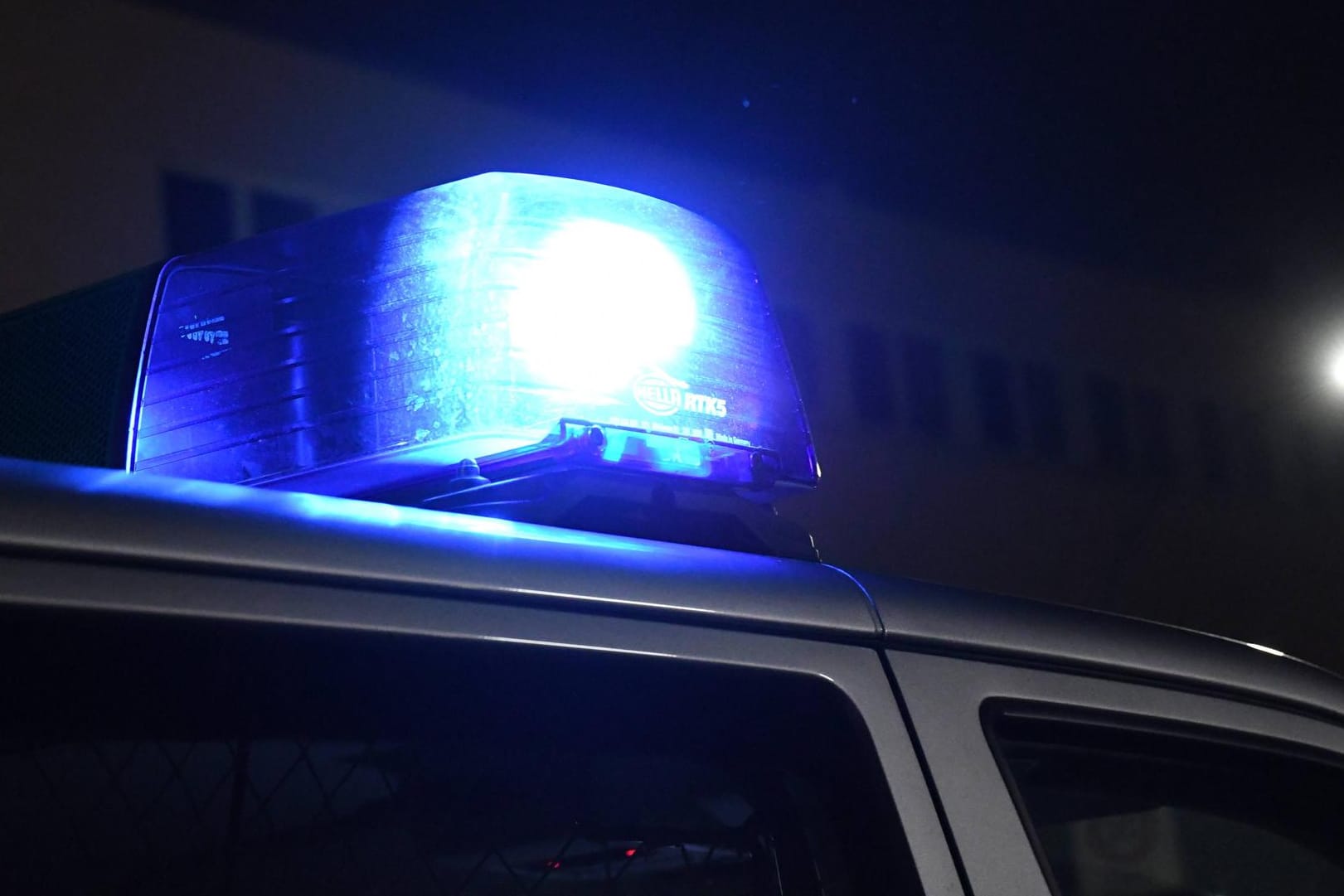 Blaulicht an einem Polizeiwagen: Ein Mann ist in einem Hotel außer Kontrolle geraten. (Symbolbild)
