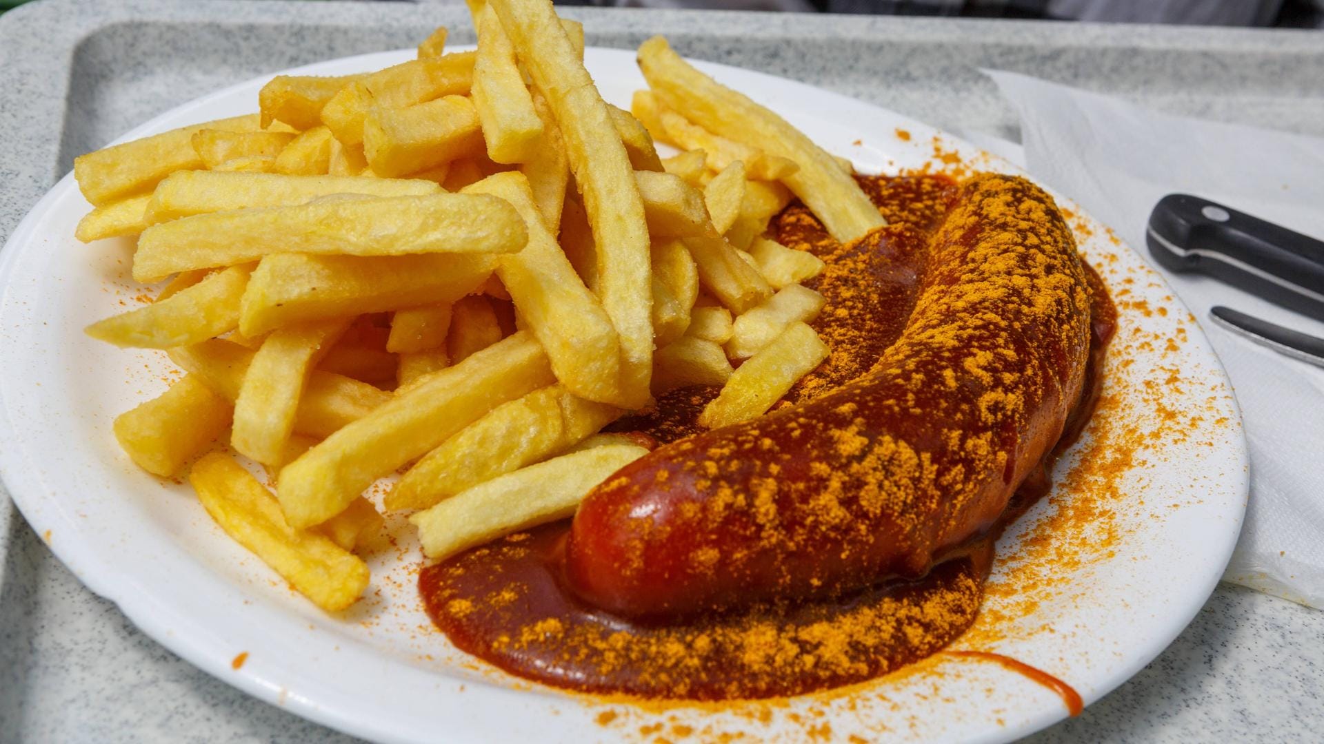 Currywurst mit Pommes Frites: Das Gericht gilt als eines der beliebtesten Imbisse der Deutschen. Currywurst mit Pommes Frites: Das Gericht gilt als eines der beliebtesten Imbisse der Deutschen.