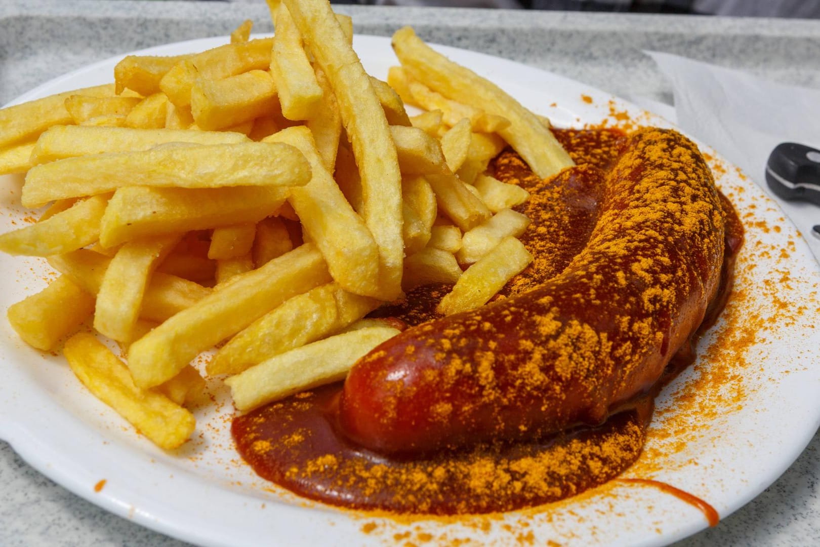 Currywurst mit Pommes Frites: Das Gericht gilt als eines der beliebtesten Imbisse der Deutschen.