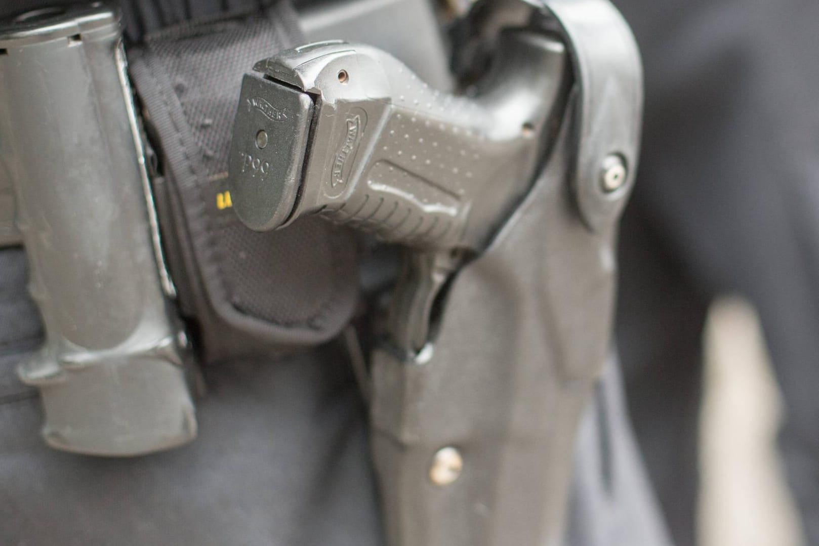 Ein bewaffneter Polizist: In Braunschweig ist ein Mann von einem Beamten erschossen worden. (Symbolbild)