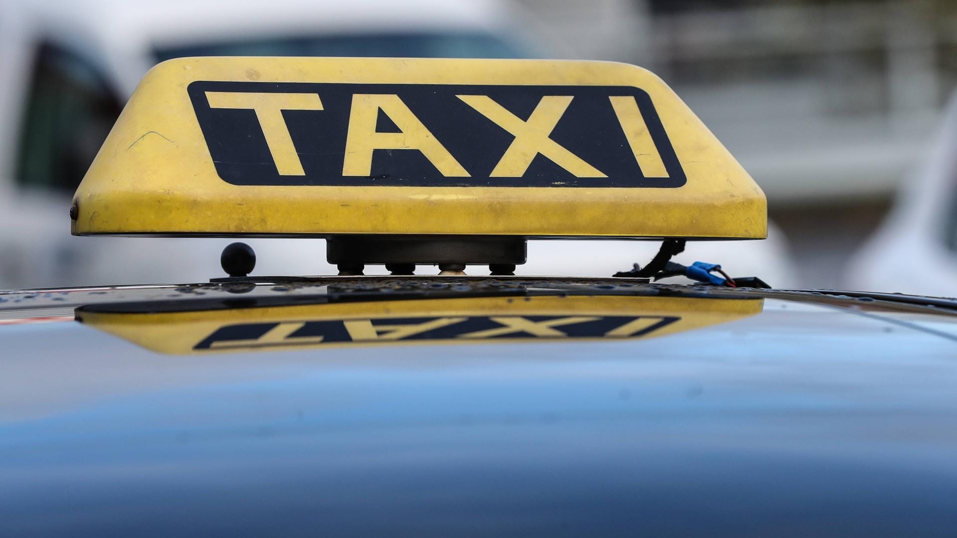 Taxi Schild: Bei der Frau wurden Drogen und ein Elektroschocker sichergestellt.