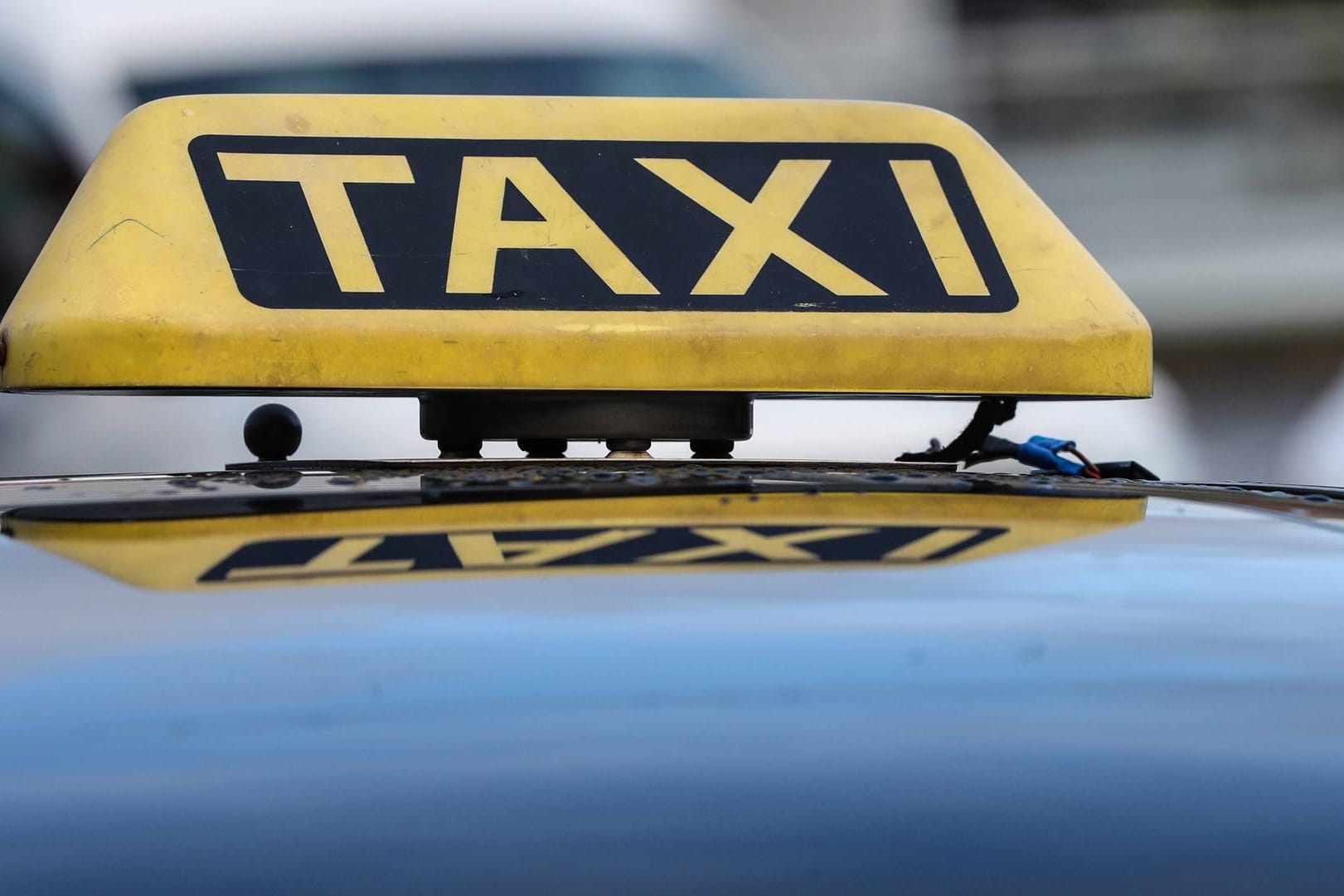 Taxi Schild: Bei der Frau wurden Drogen und ein Elektroschocker sichergestellt.