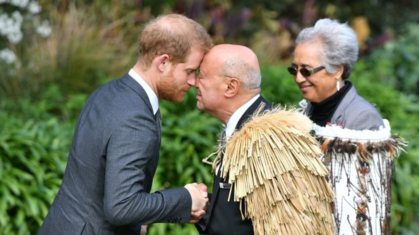Prinz Harry (l) erhält bei einer offiziellen Begrüßungszeremonie im Garten des Gouverneurshauses einen Hongi, einen traditionellen Maori-Gruß.