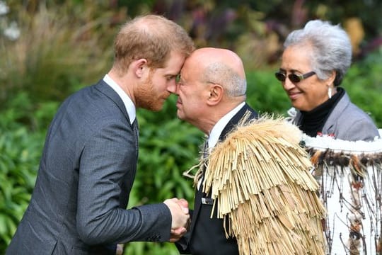 Prinz Harry (l) erhält bei einer offiziellen Begrüßungszeremonie im Garten des Gouverneurshauses einen Hongi, einen traditionellen Maori-Gruß.