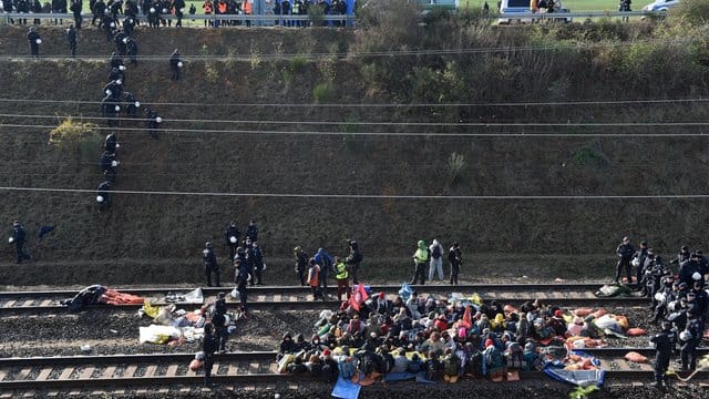 Polizei räumt die Gleise der Kohlebahn bei Düren. Polizei räumt die Gleise der Kohlebahn bei Düren.