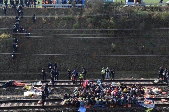 Polizei räumt die Gleise der Kohlebahn bei Düren.