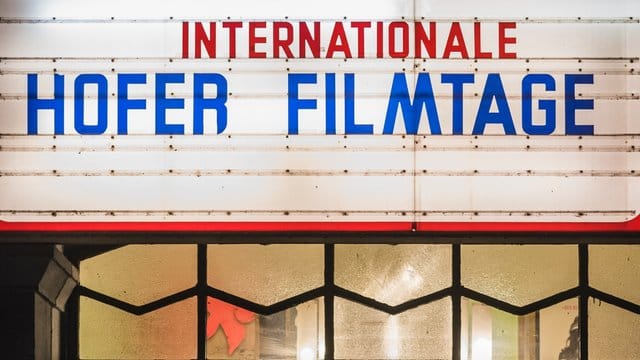 Preisverleihung für die Autorenfilmerin Luzie Loose bei den Hofer Filmtagen. Preisverleihung für die Autorenfilmerin Luzie Loose bei den Hofer Filmtagen.